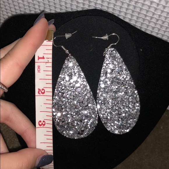 NEW Sparkly Earrings. - Picture 2 of 4